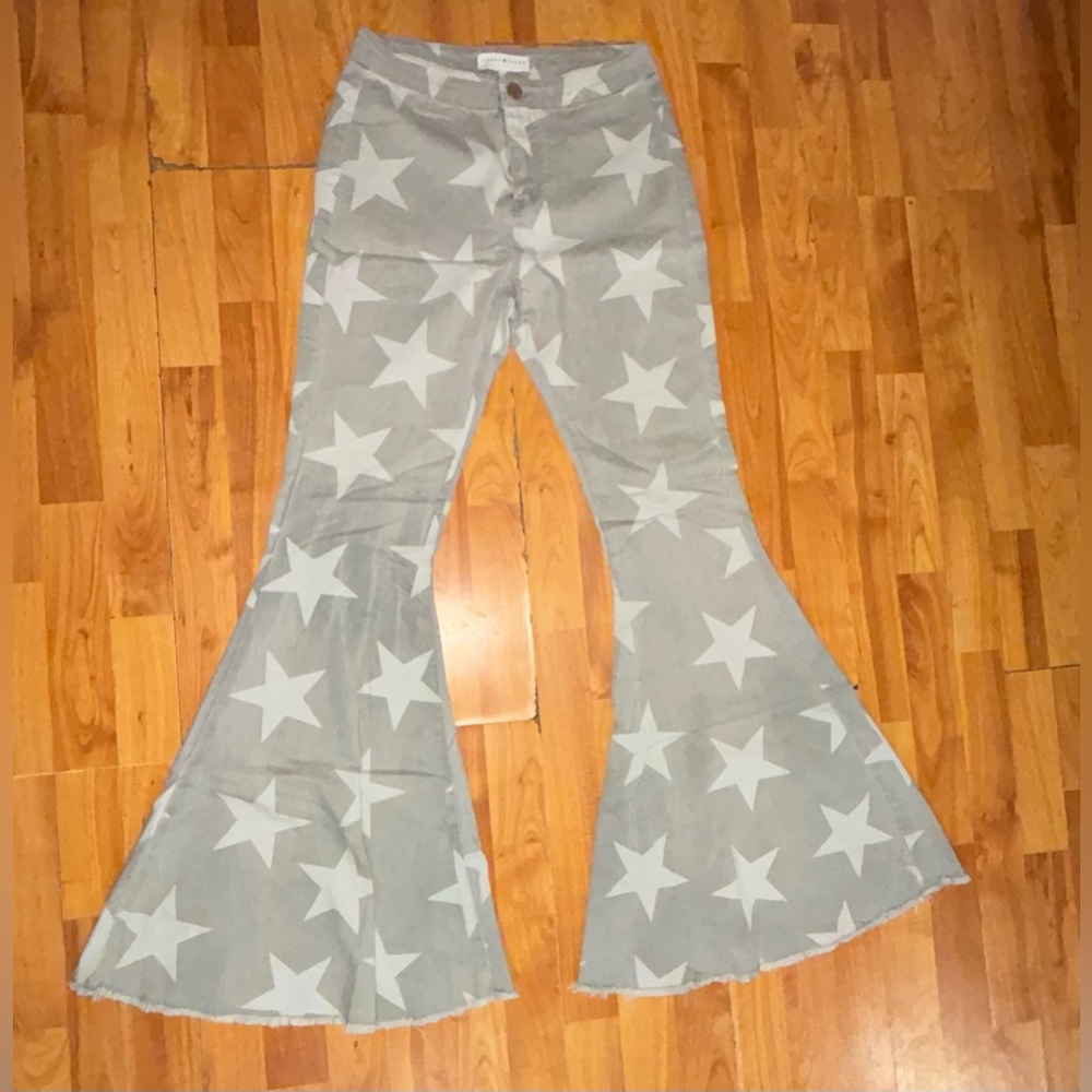 Toast Jeans Gray Star Printed Bell Bottoms. - Picture 2 of 9